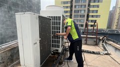 <b>中央空調管道清洗的必要性-保持企業(yè)中央空調室內空氣清新方法</b>